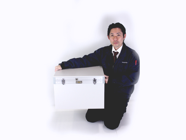 重要書類運搬ケース　人が持った状態