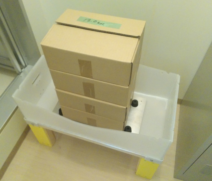 プラダンC式ケースに約50kgの荷物を載せた耐荷重検証の様子